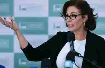 Carla Zambelli renuncia ao mandato; Câmara dará posse ao suplente